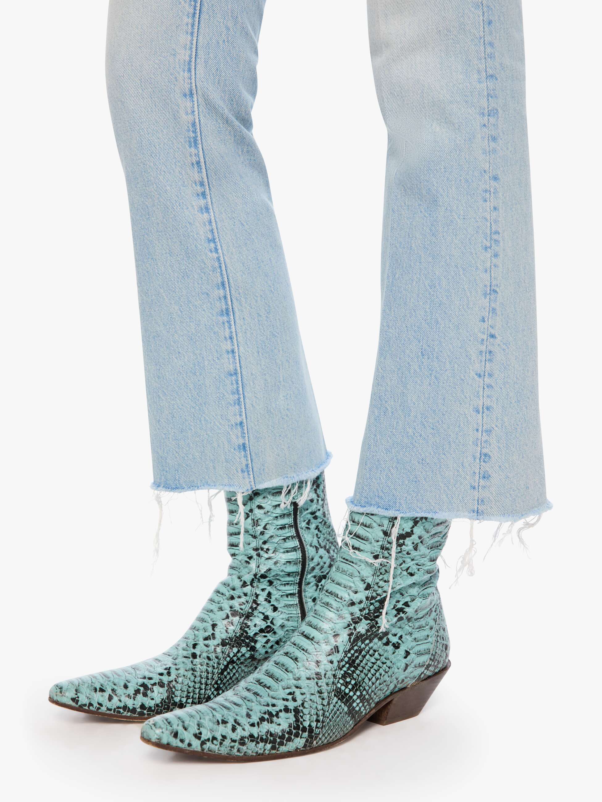 Mother The Hustler Flood Fray Jeans Out Of This World hellblau