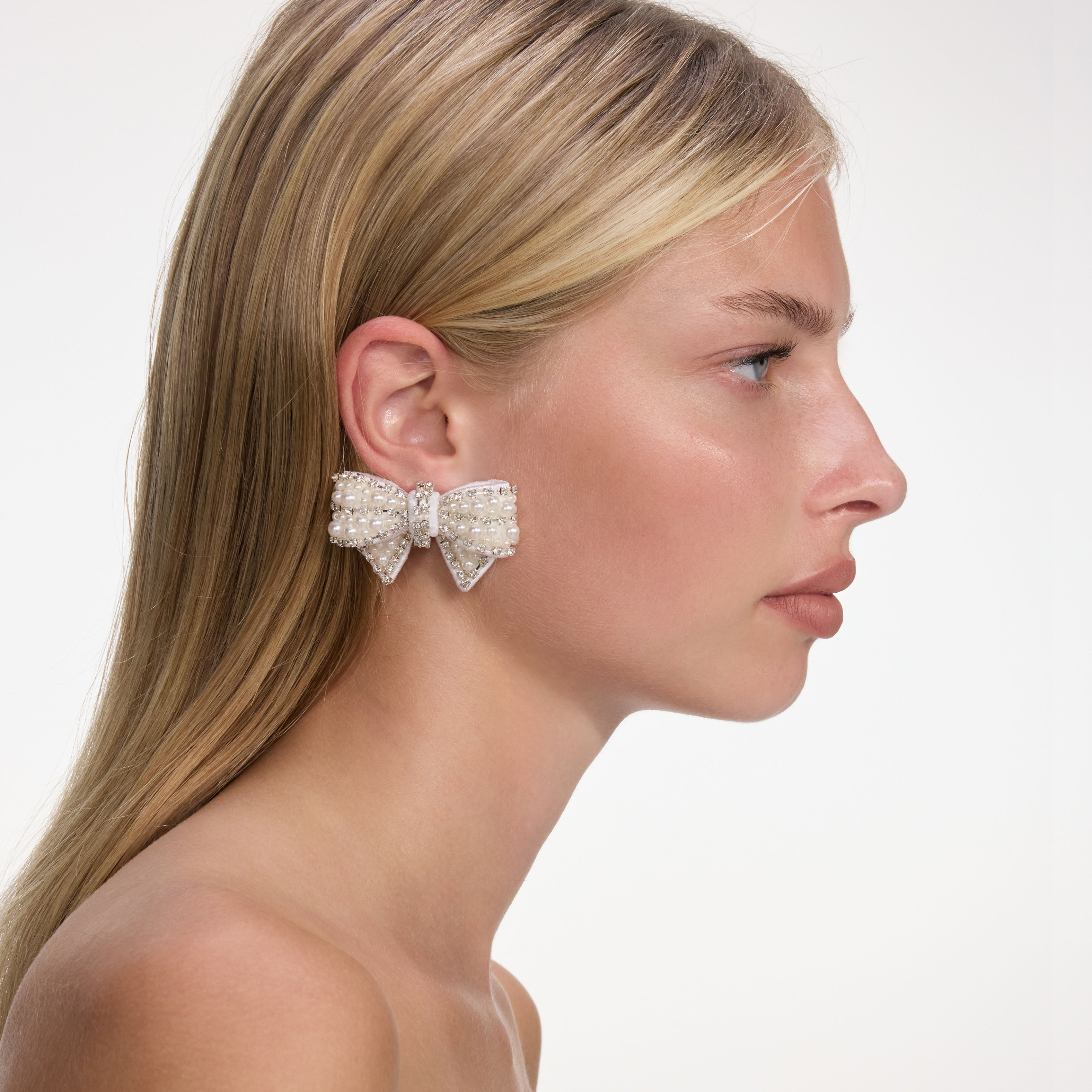Self Portrait Pearl Satin Bow Ohrringe Creme Pailletten
