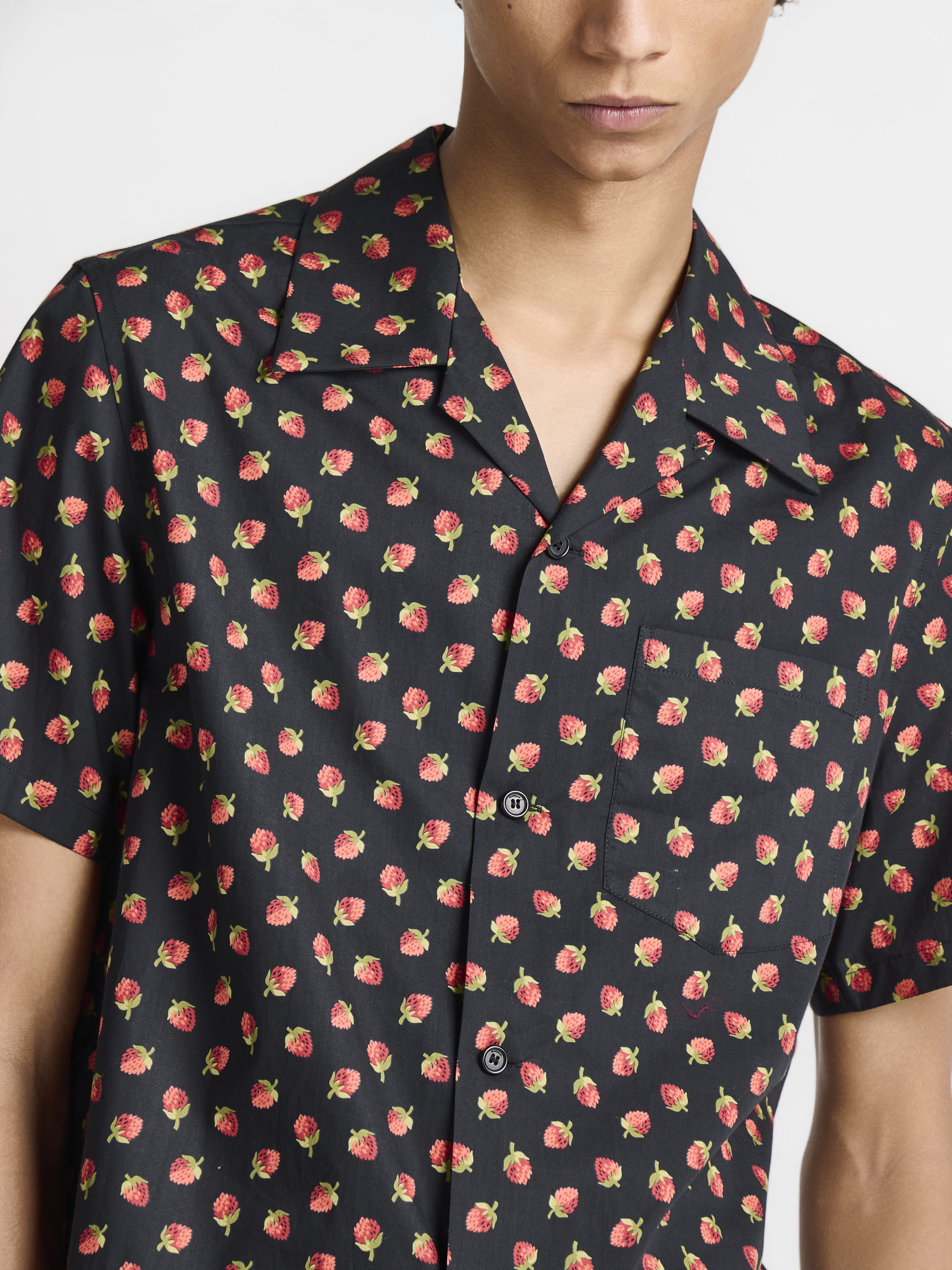 J.W.Anderson Shirts Camp Collar Berry Print Hemd Herren Schwarz Rot