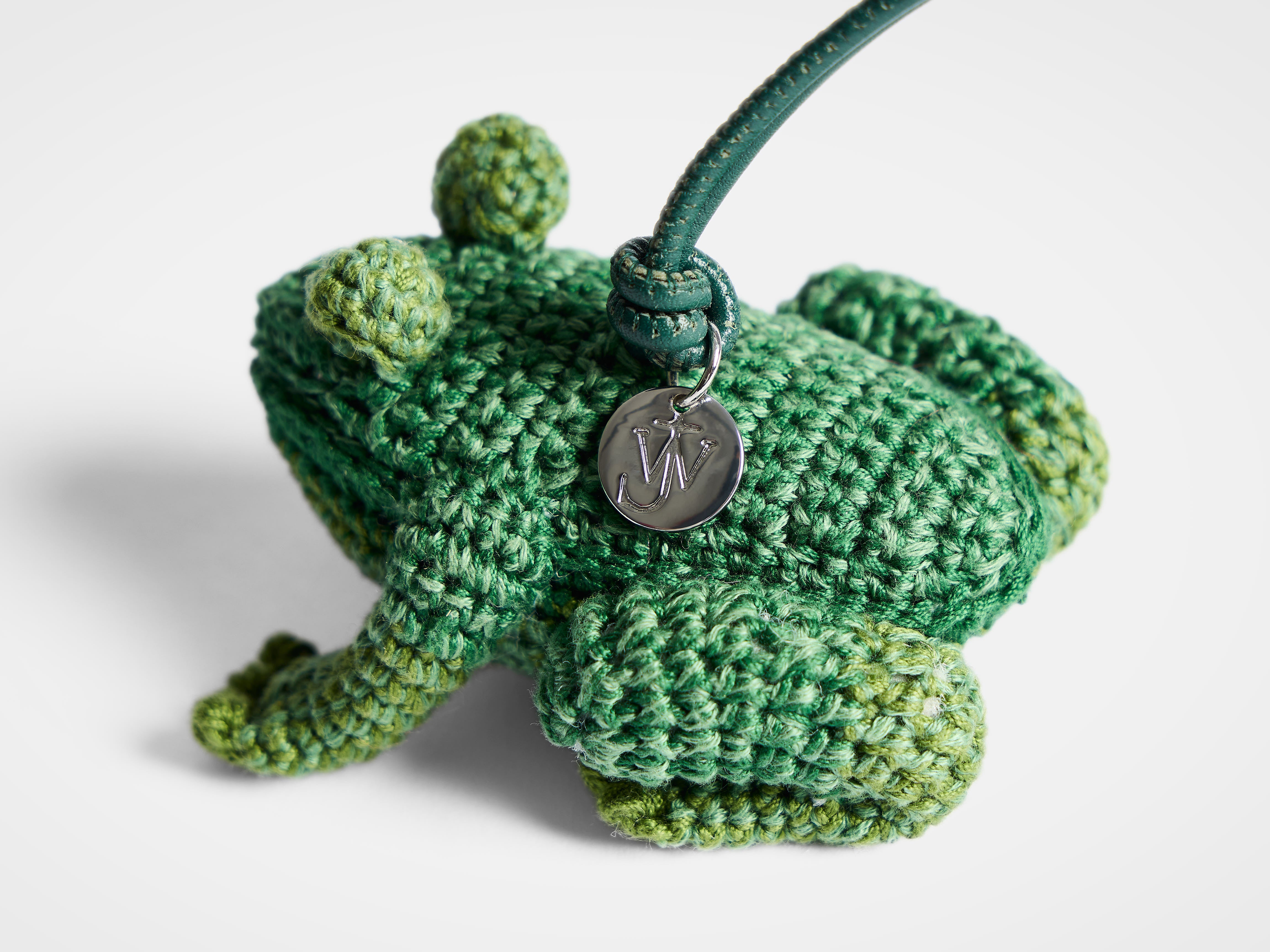 J.W.Anderson Frog Charm Taschenanhänger Handgehäkelt