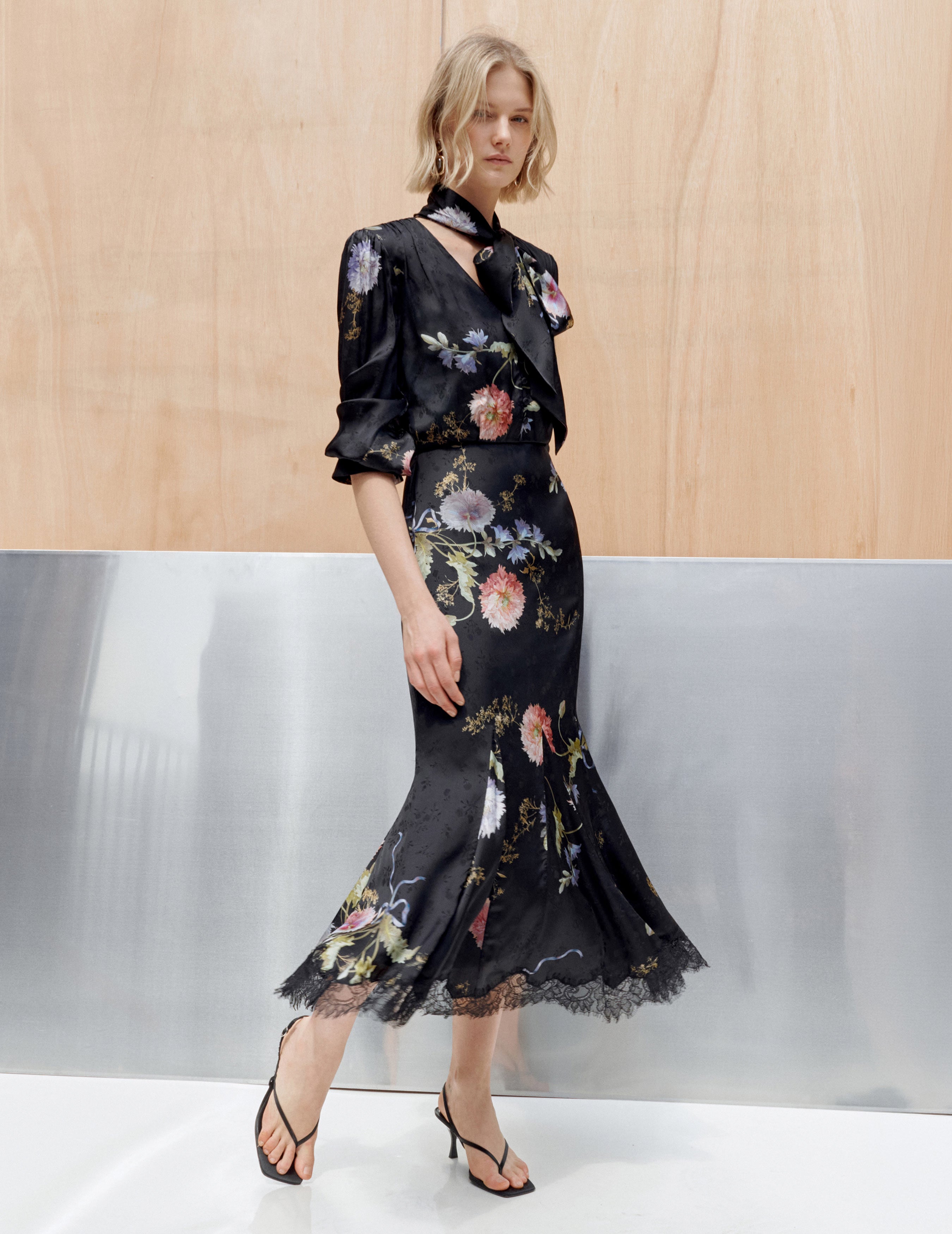 Self Portrait Black Satin Floral Midi Kleid Schwarz Blumen