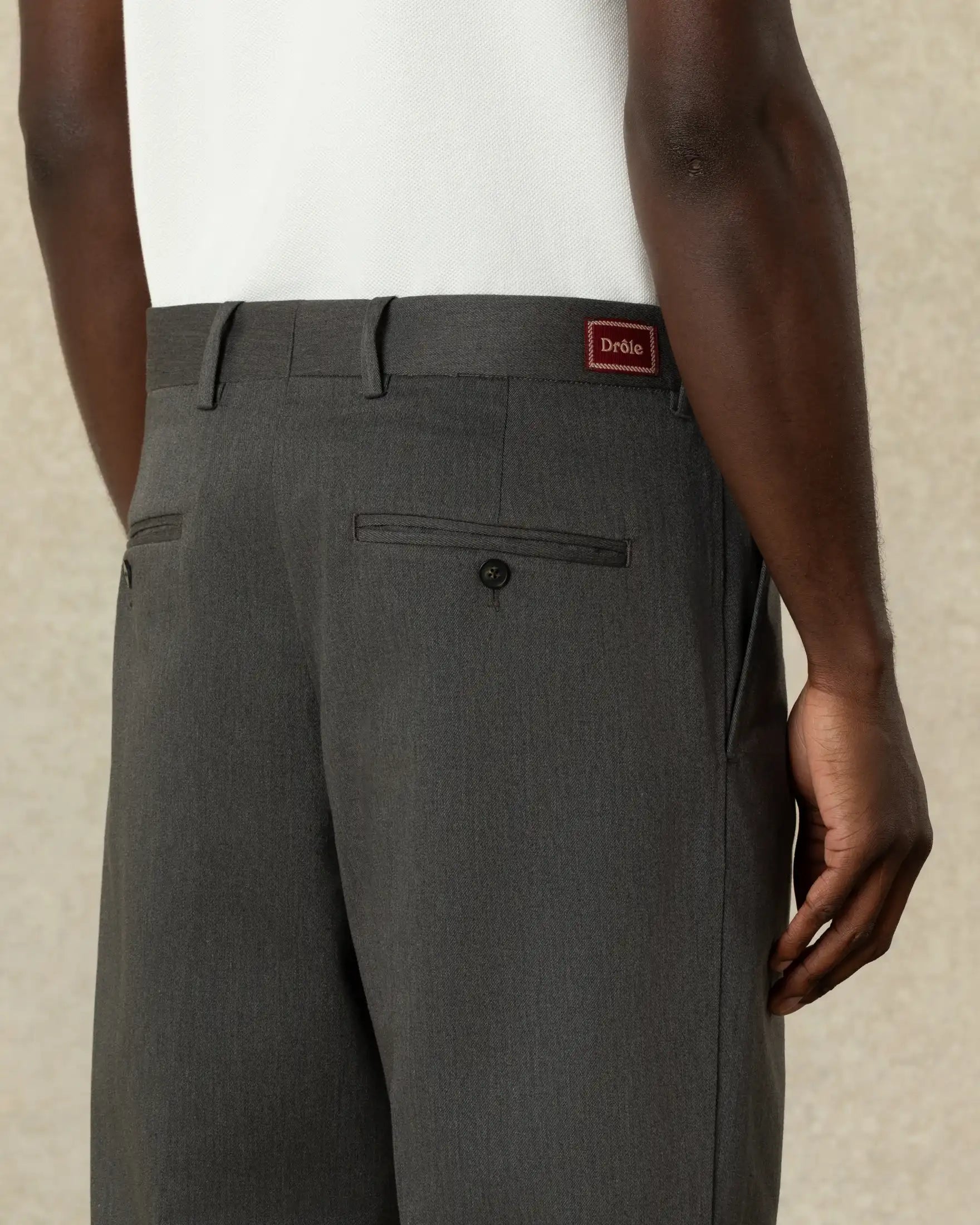 Drôle De Monsieur Twill Cropped Pleated Herren-Hose Grau