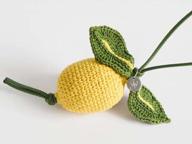 J.W.Anderson Bag Charms Hand-Crocheted Lemon Taschenanhänger Baumwolle