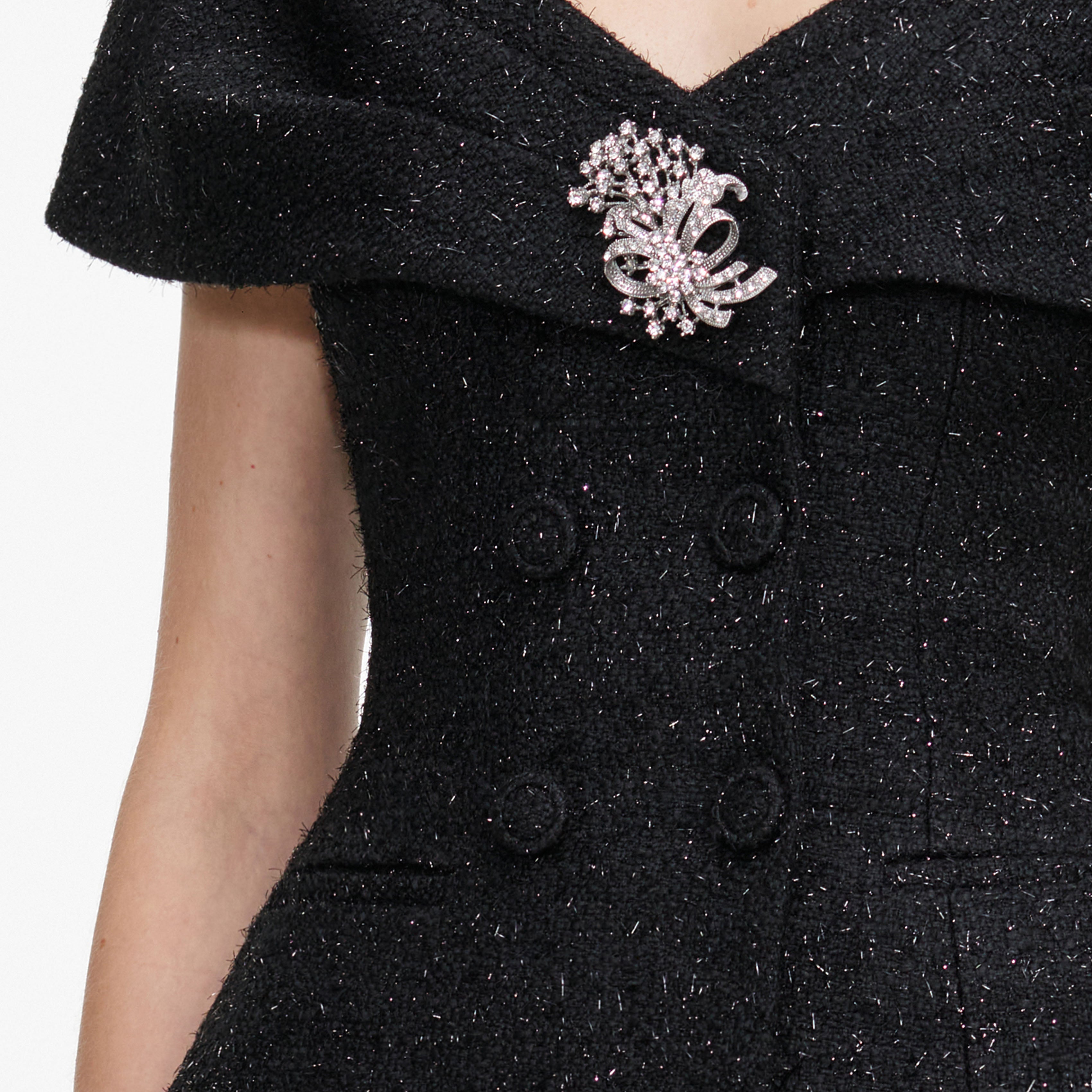 Self Portrait Jewellery Bouclé Midikleid UK 8 Schwarz Brosche