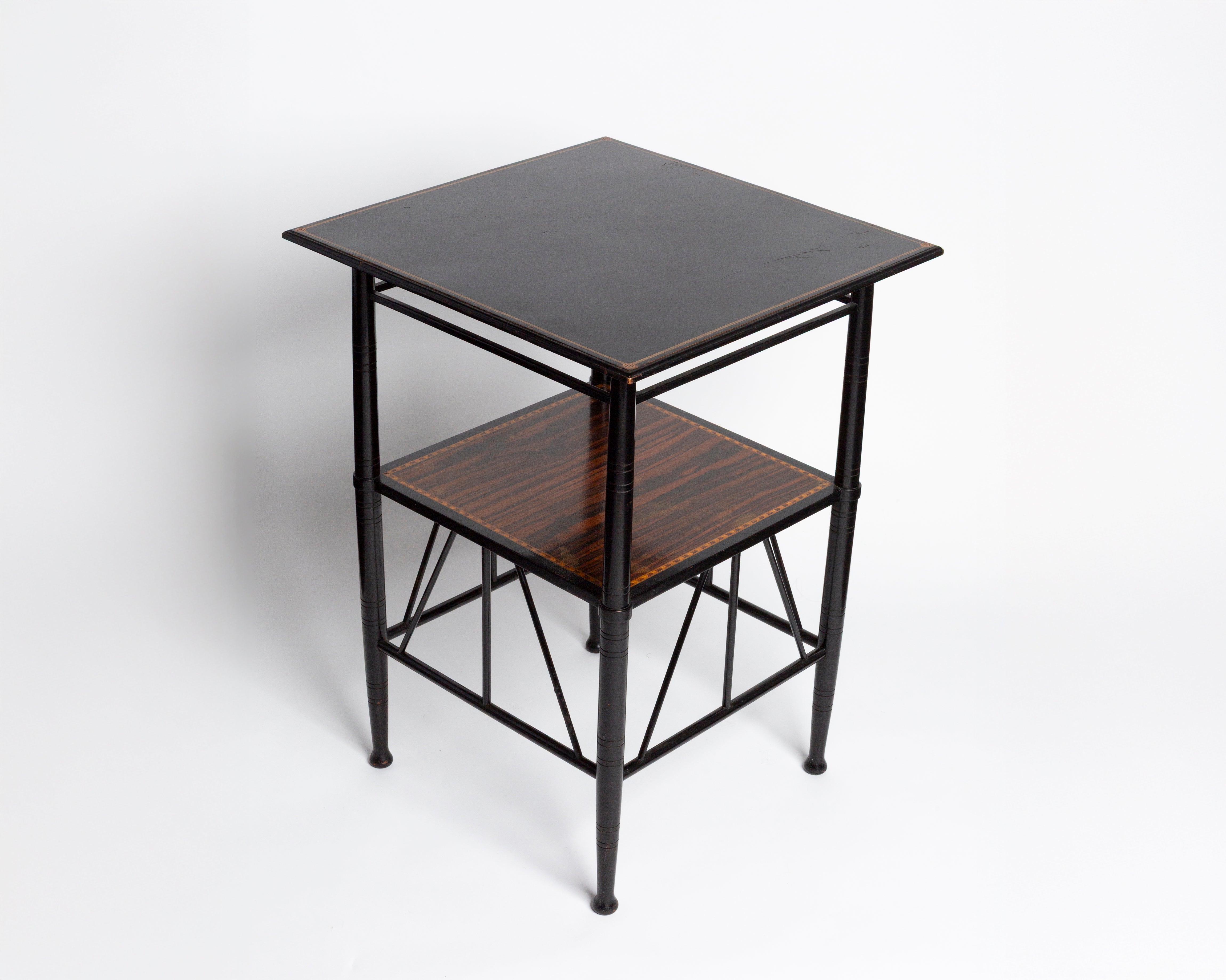 E.W. Godwin Antique Beistelltisch Schwarz Quadratisch