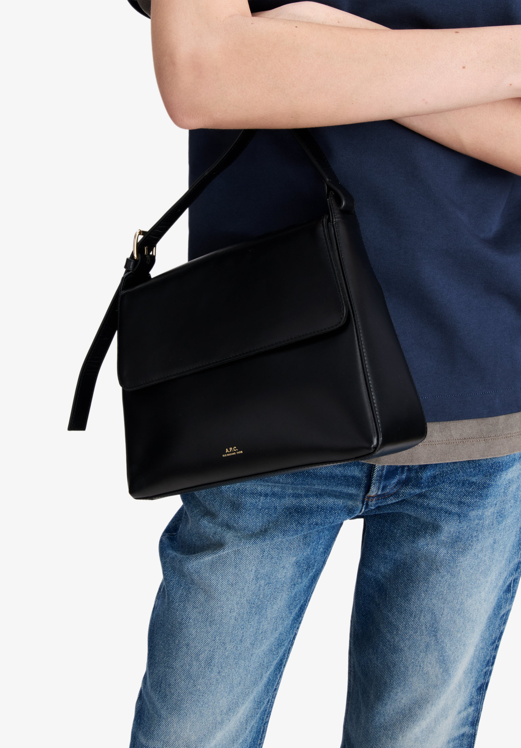 A.P.C. Virginie Flap Tasche Glattleder Gold-Schnalle