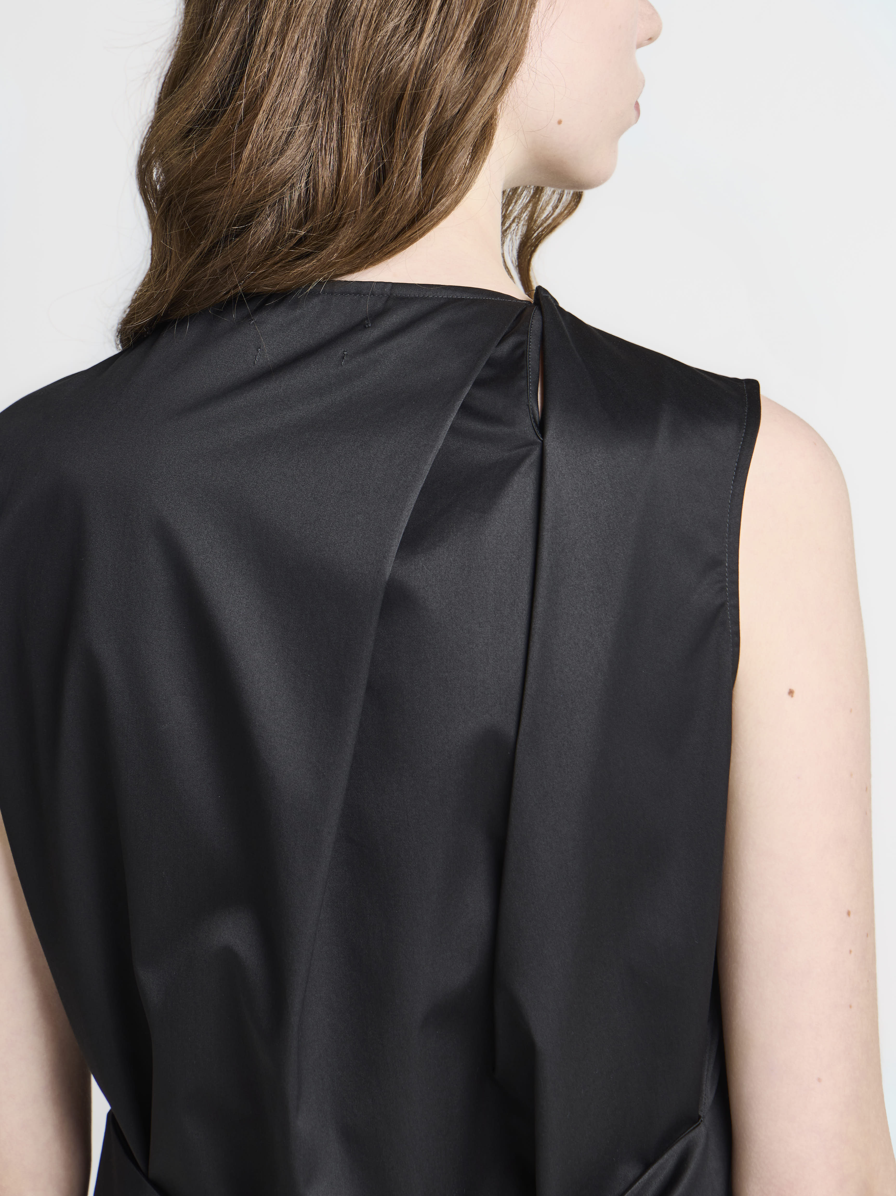 J.W. Anderson Sculptural Sleeveless Top Schwarz Satin