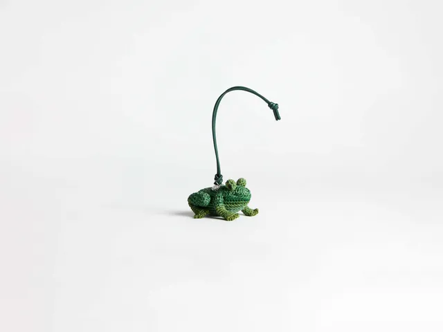 J.W.Anderson Frog Charm Taschenanhänger Handgehäkelt