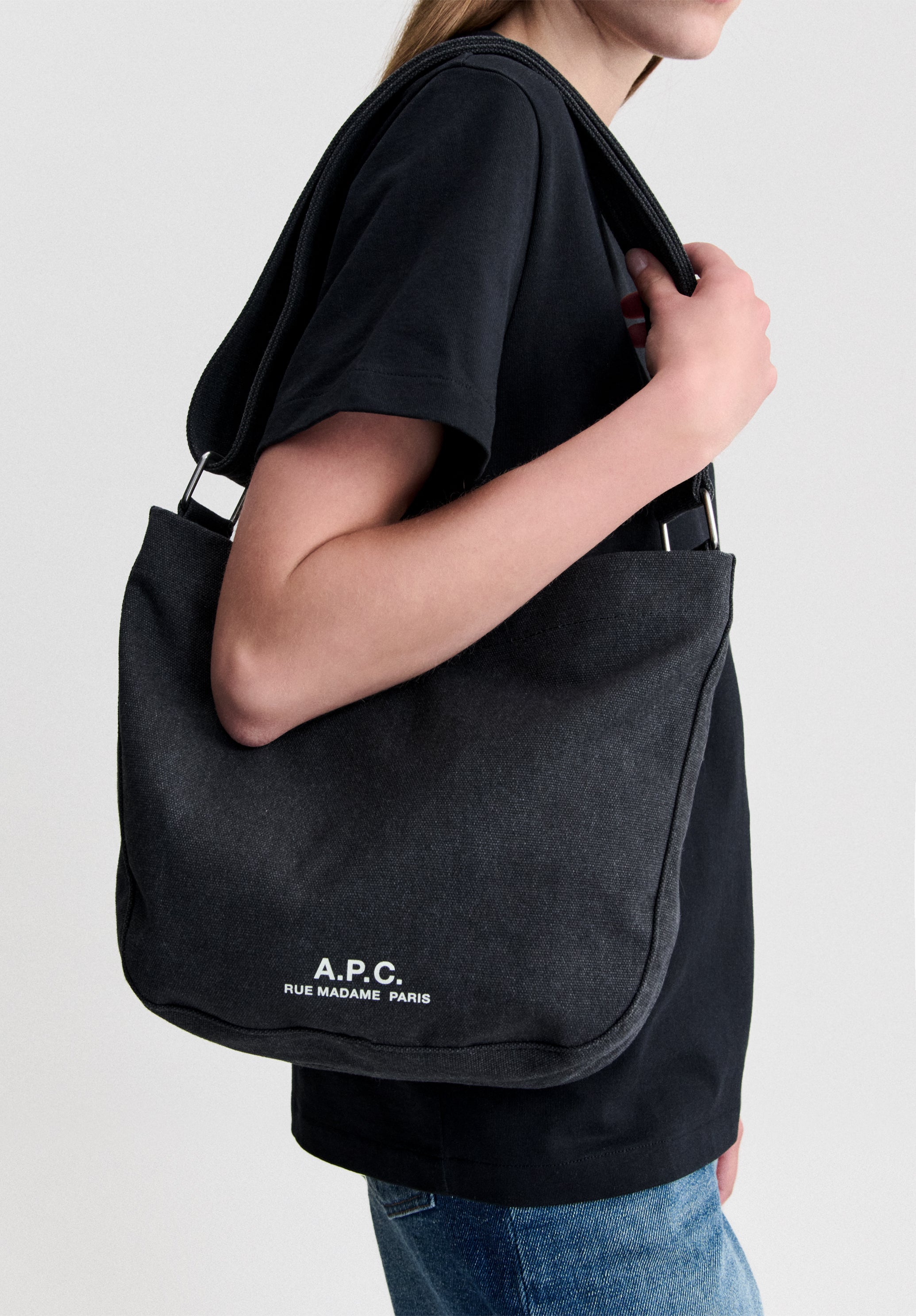 A.P.C. Besace Journal Small Umhängetasche Logo