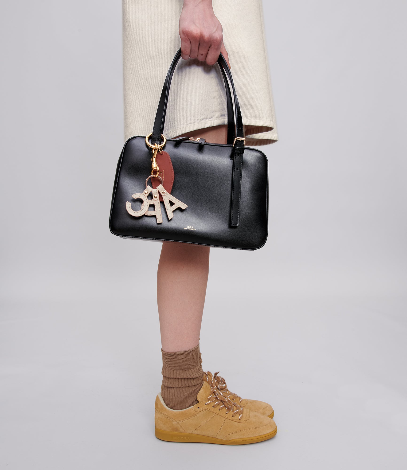 A.P.C. Virginie Box Tasche TU Glattleder Gold-Schnallen