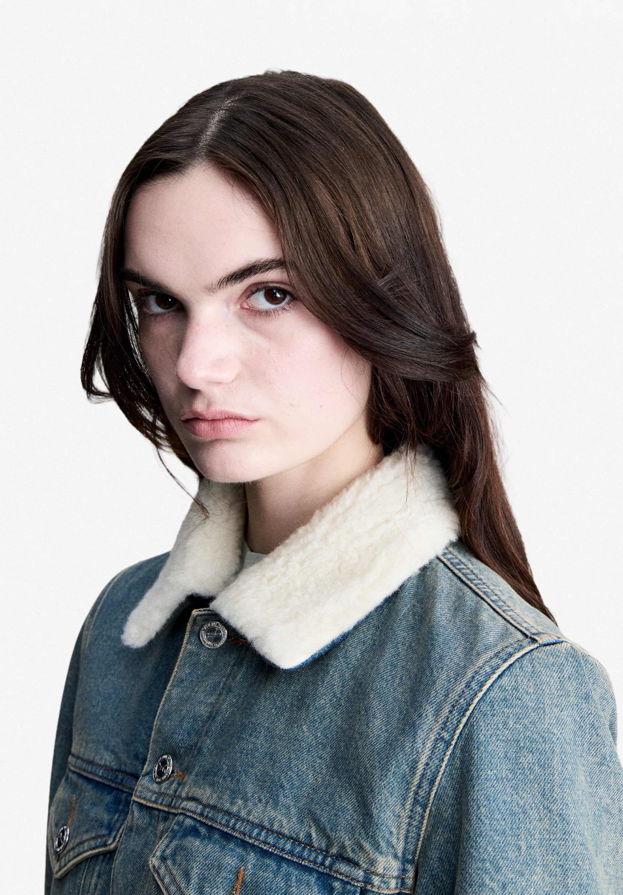 A.P.C. Jacke aus verwaschenem Indigo-Denim mit Kunstpelzkragen 38