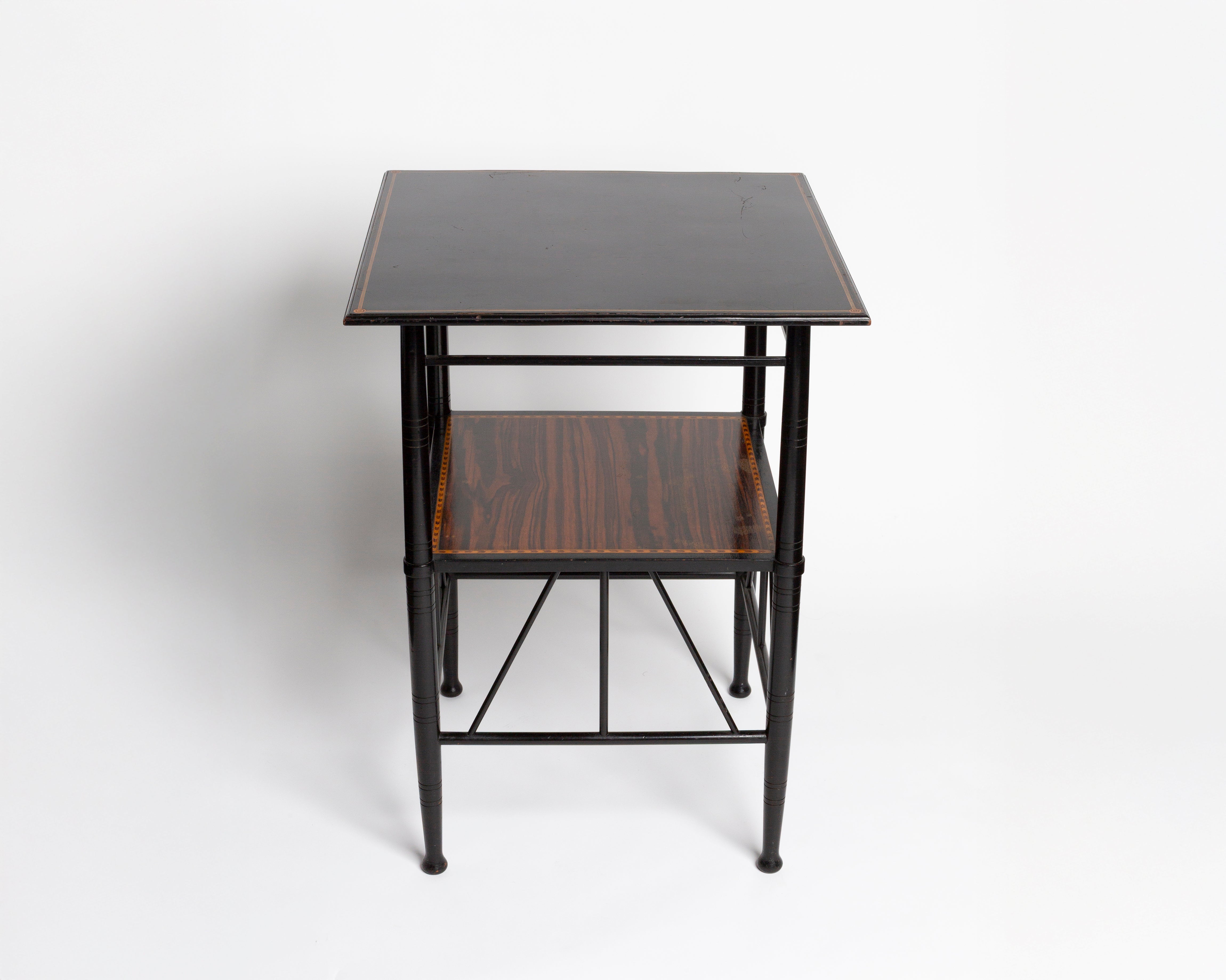 E.W. Godwin Antique Beistelltisch Schwarz Quadratisch