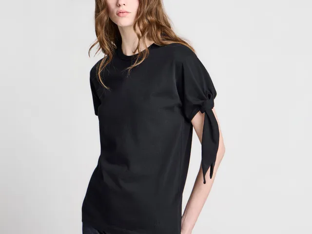 J.W.Anderson Shirts Knotted Sleeve T-Shirt Damen Schwarz Anker-Stick