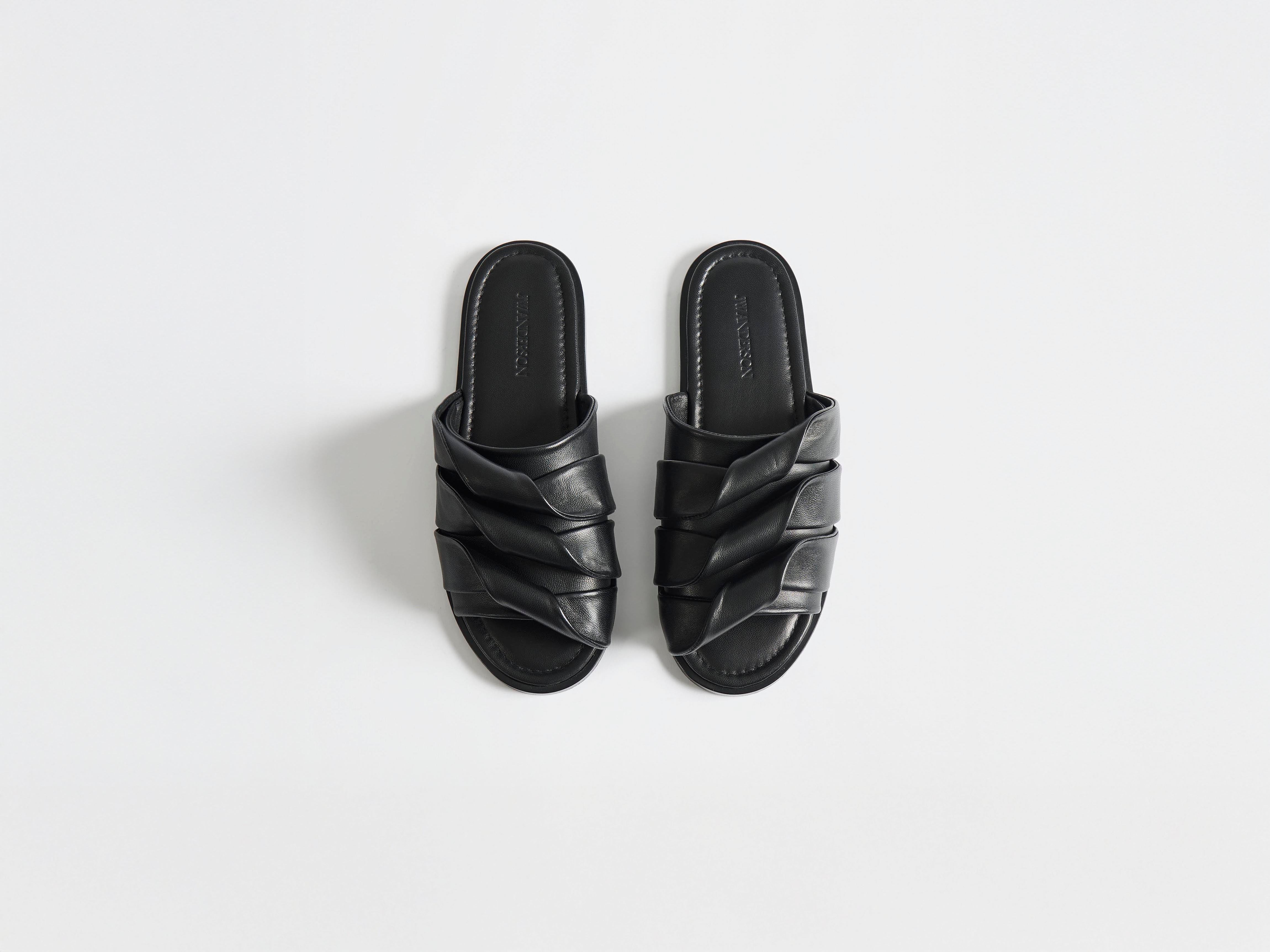J.W.Anderson Shoes Contrasting Coil Slide Sandalen Schwarz Leder