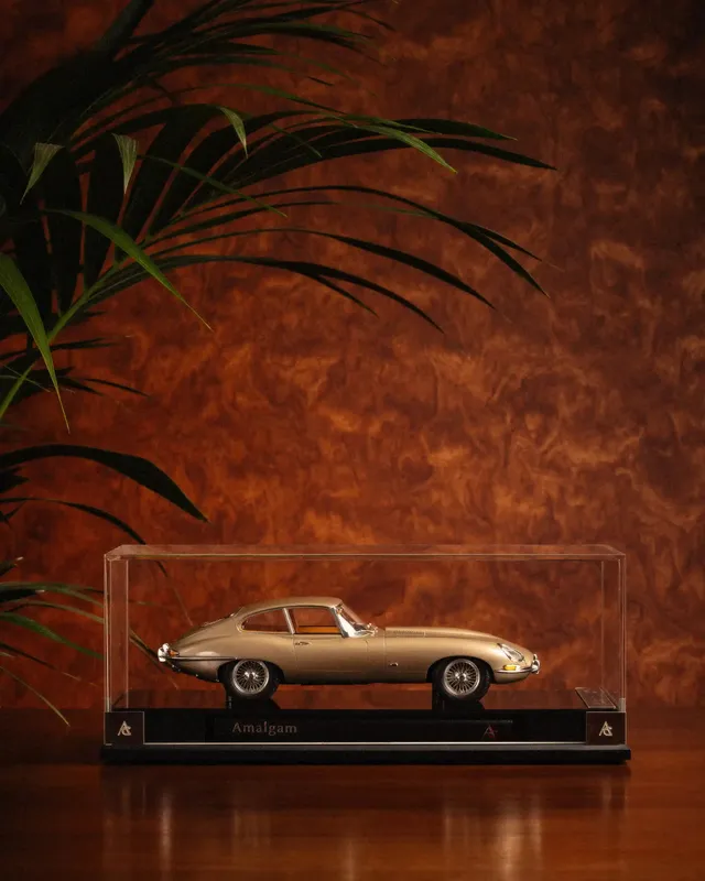 Drôle De Monsieur La Jaguar Type E Modellauto 1:18 Sammlerbox