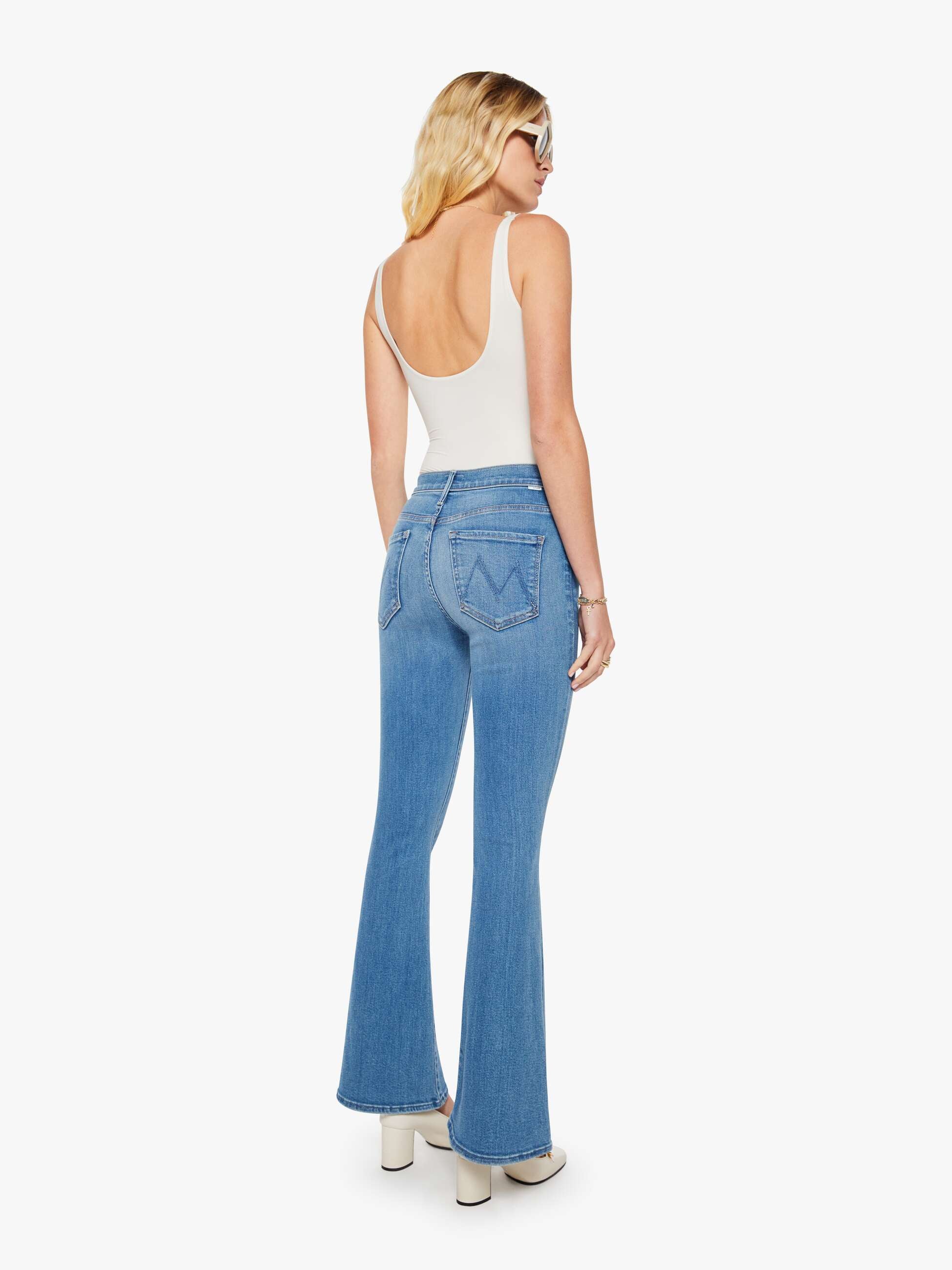 Mother Weekender Layover Flare Jeans Mittelblau Stretch