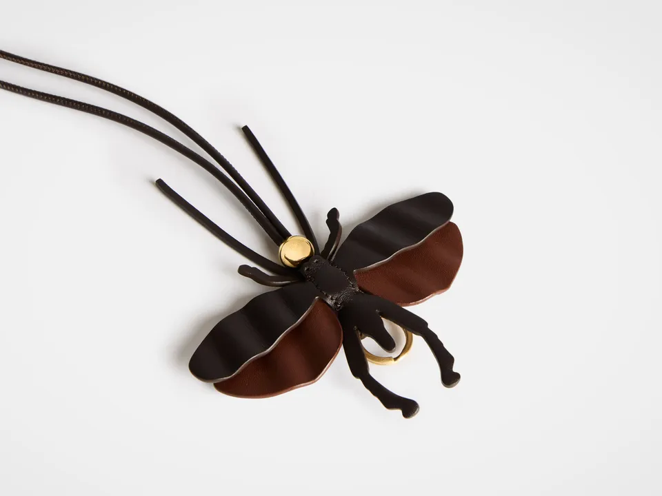 J.W.Anderson Moth Taschenanhänger Leder Schokobraun