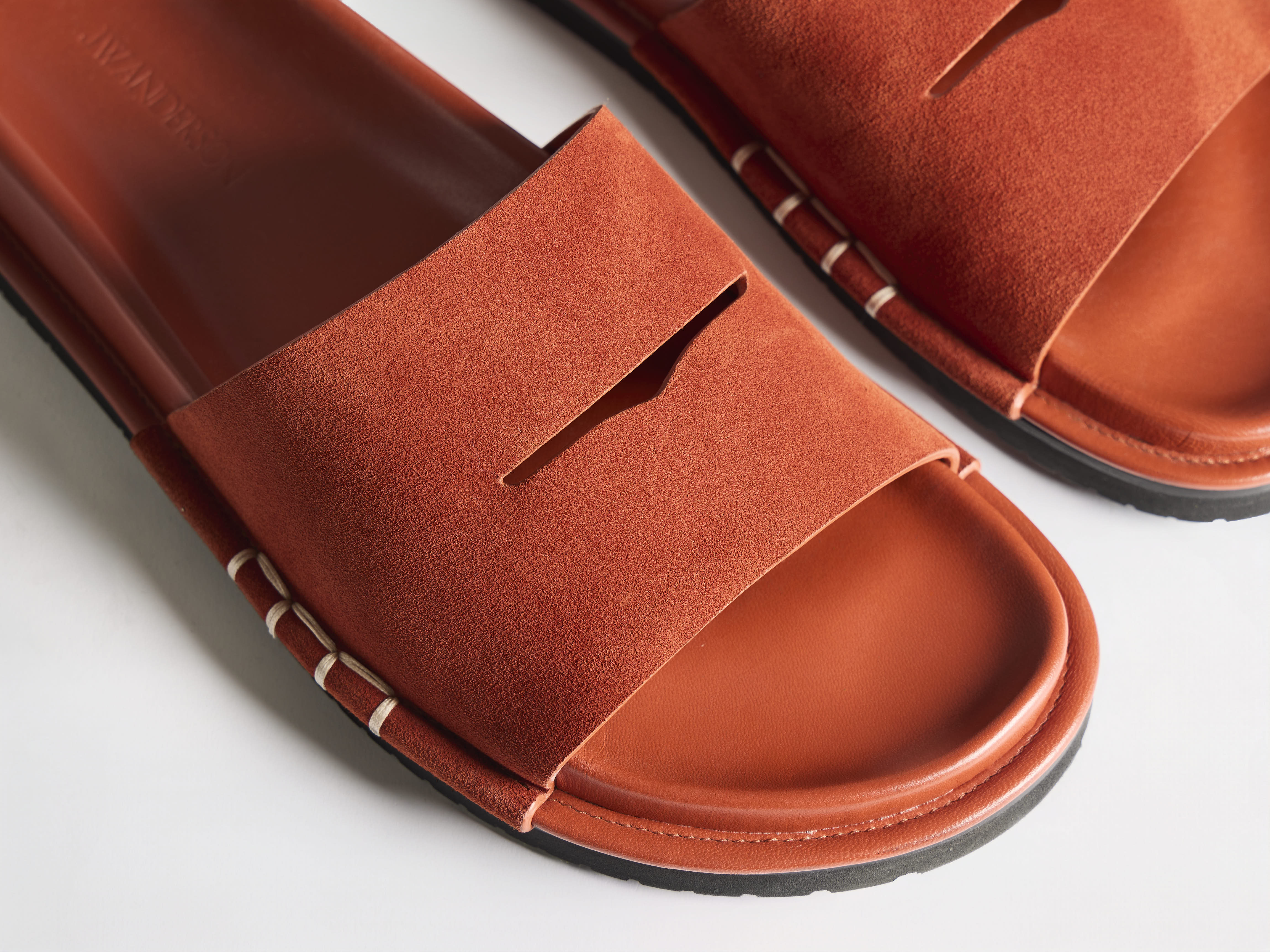 J.W. Anderson Fussbett Loafer Slides Rost Wildleder Herren