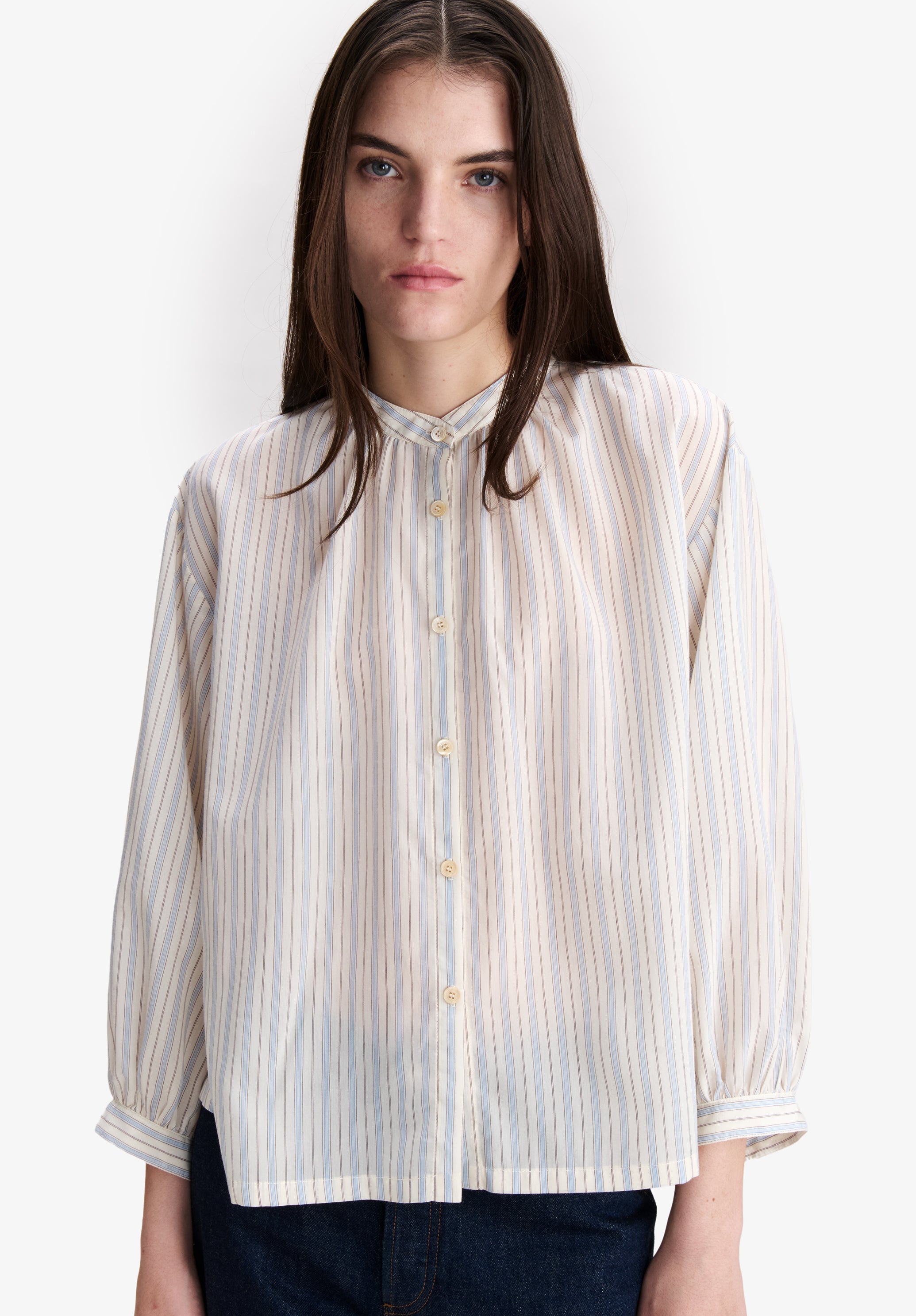 A.P.C. Bluse Ecru Stehkragen Perlmuttknöpfe