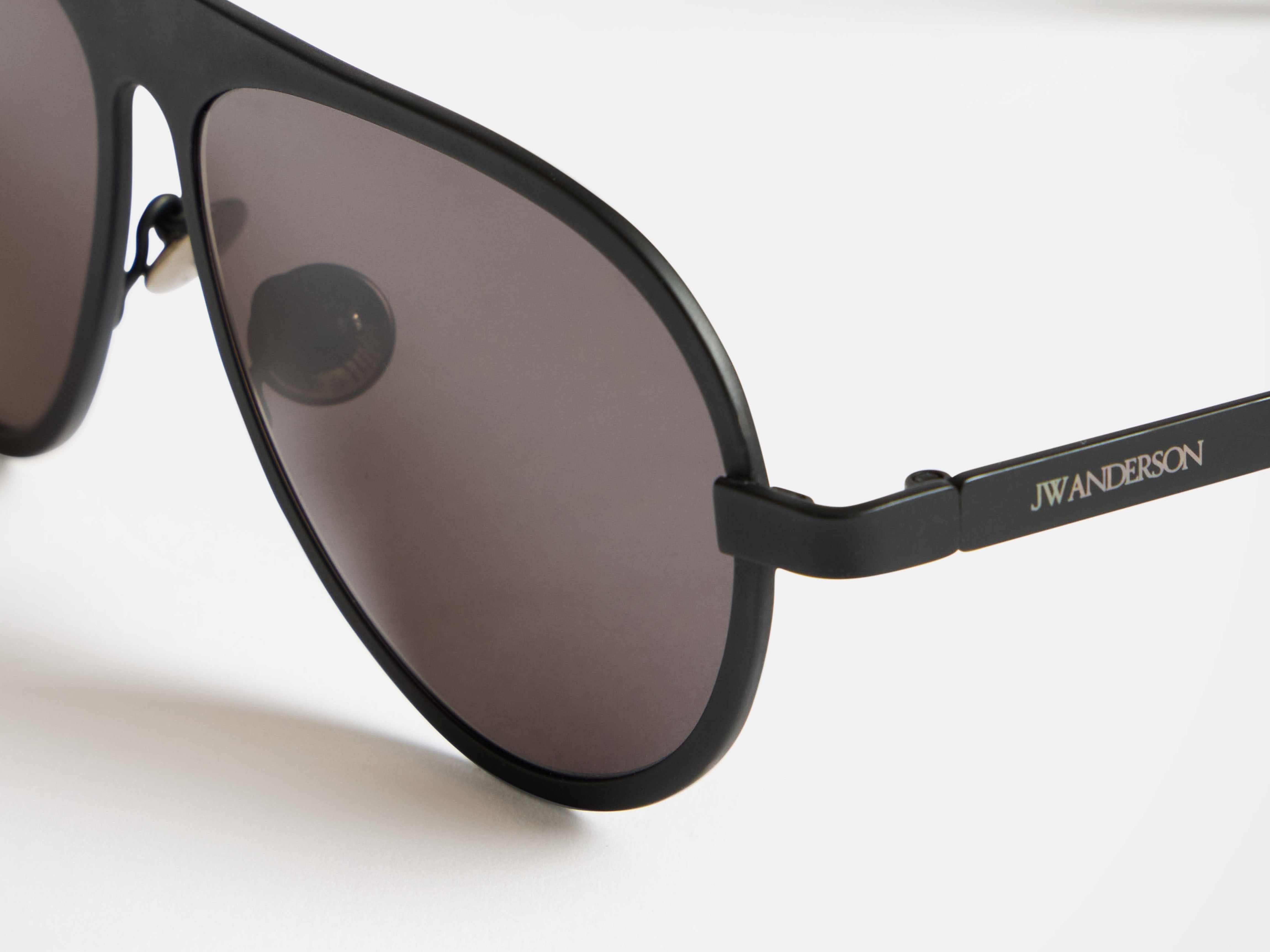 J.W.Anderson JWA05 Aviator Sonnenbrille Schwarz Titan