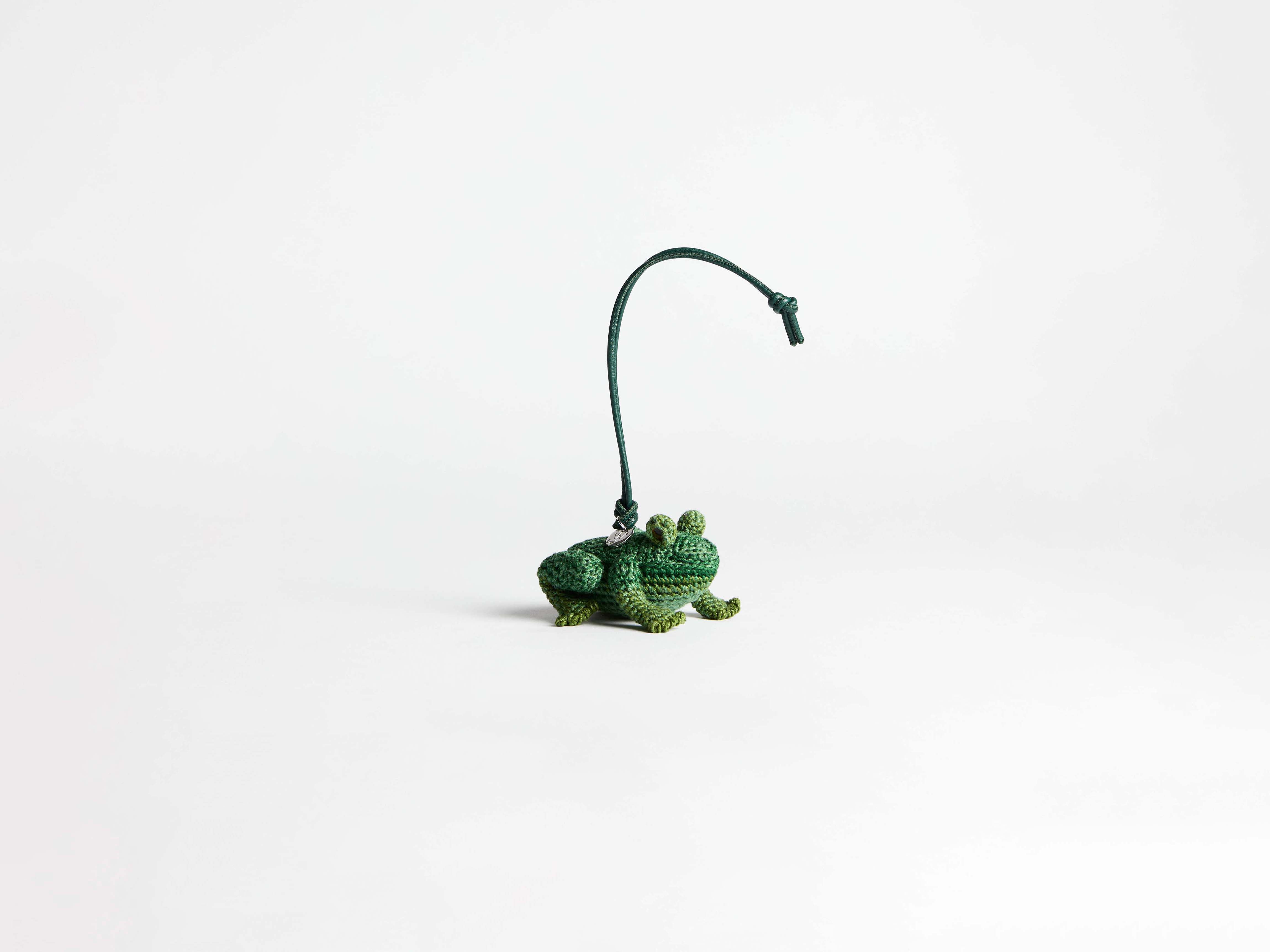J.W.Anderson Frog Charm Taschenanhänger Handgehäkelt