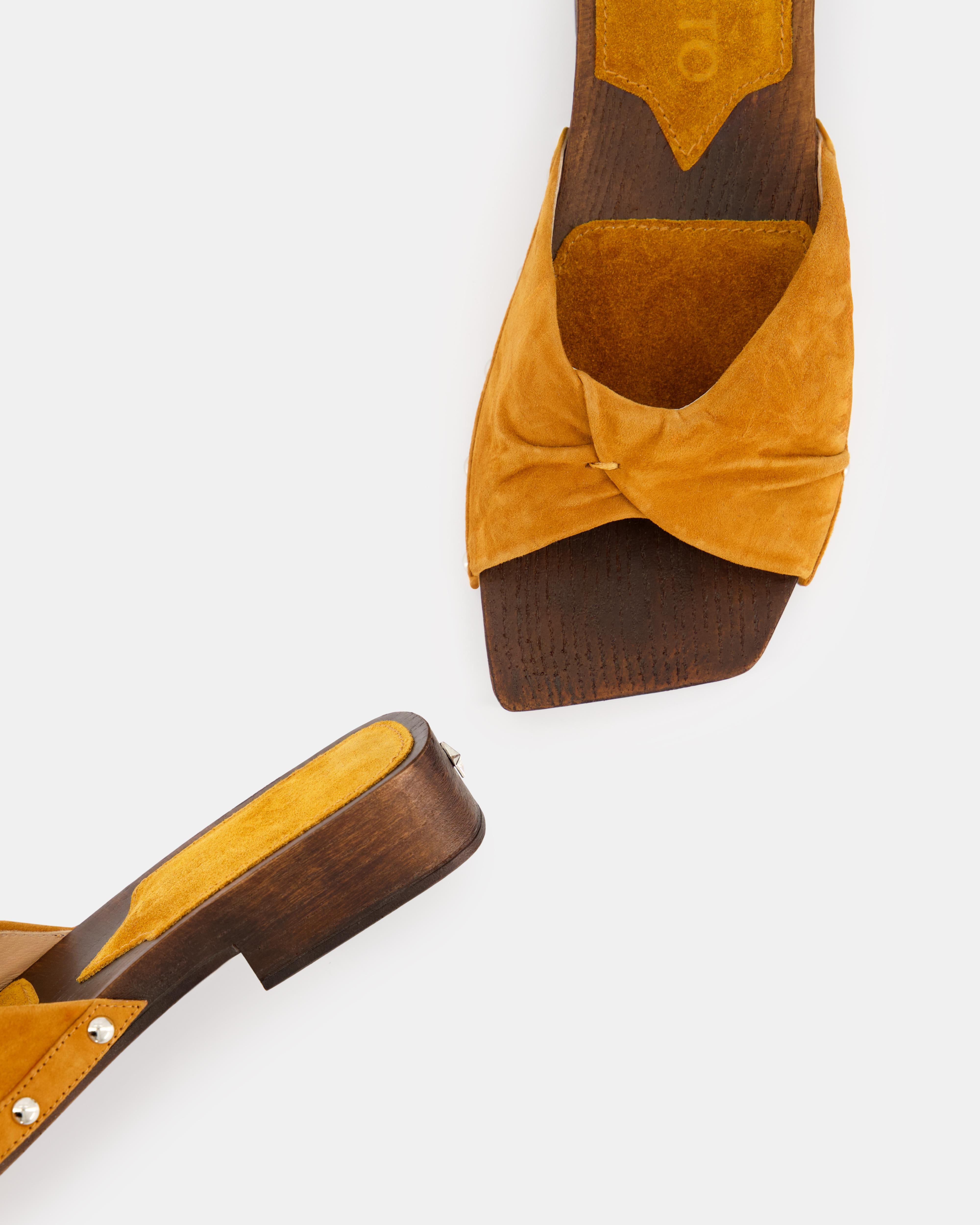 Nodaleto Bulla Mellow Flat Clog Sunlight Suede Leder