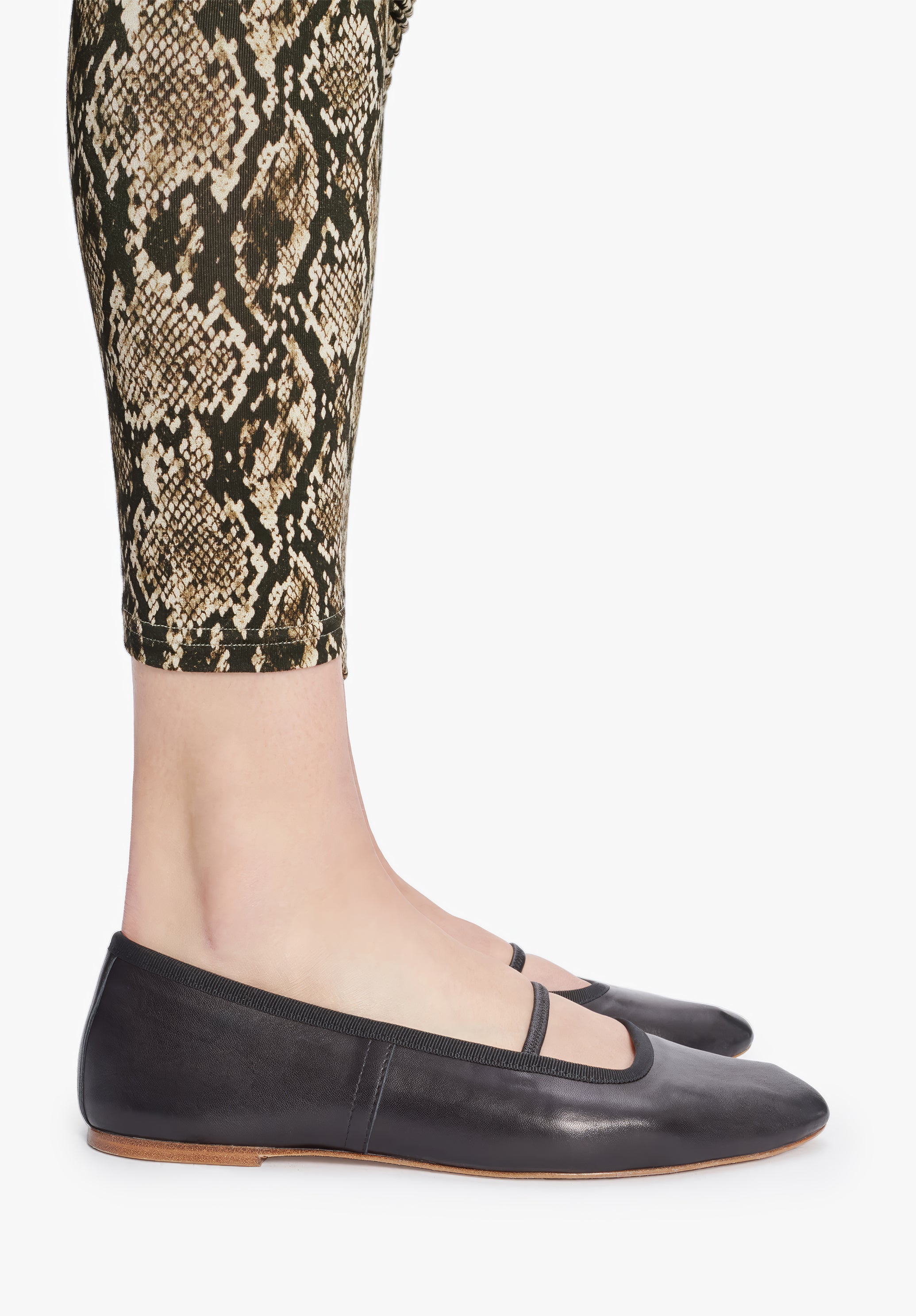 A.P.C. Swan Ballerinas Glattleder Schwarz Ledersohle