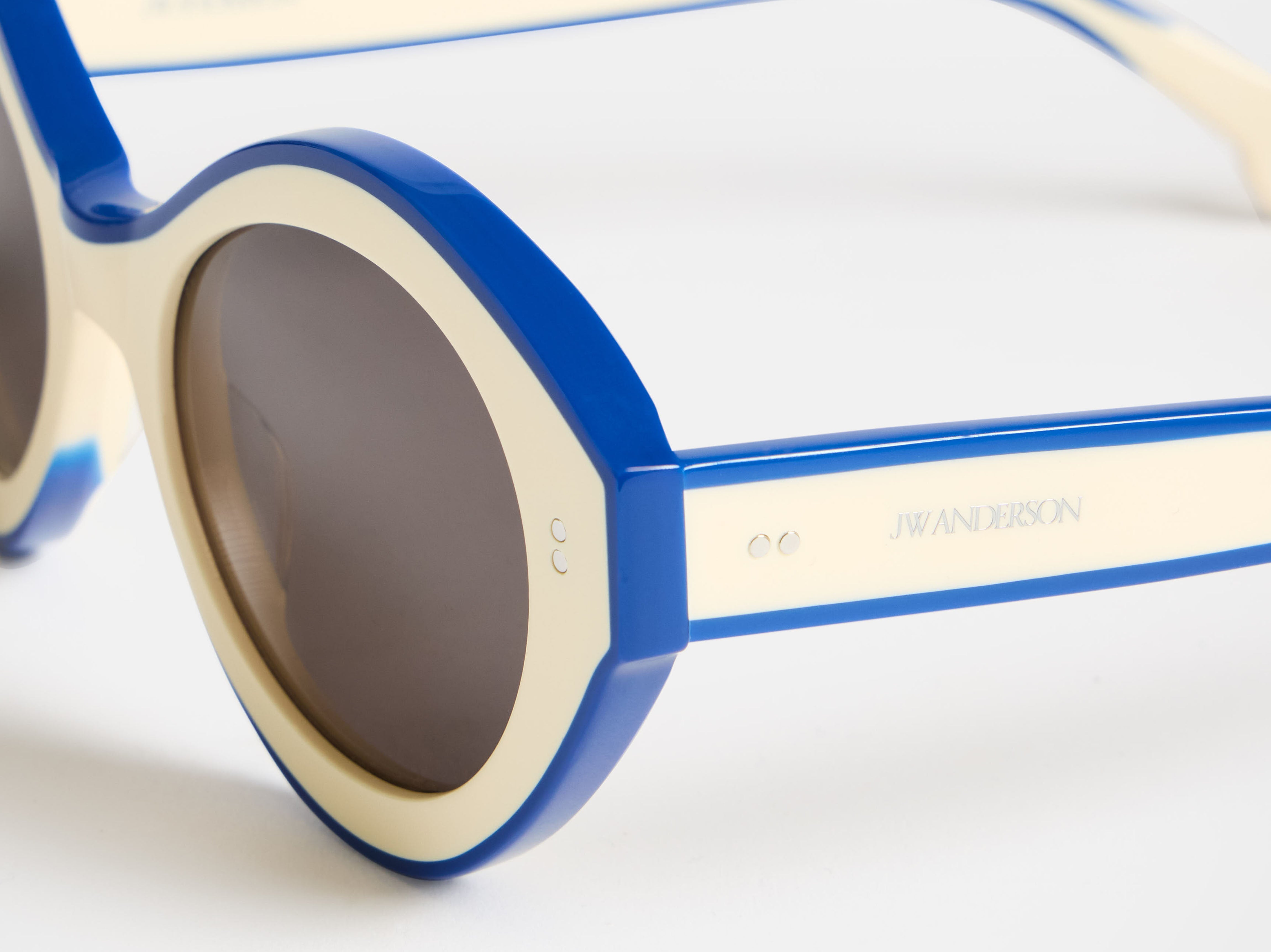 J.W.Anderson JWA07 Bumper Sonnenbrille Weiß Blau Rund