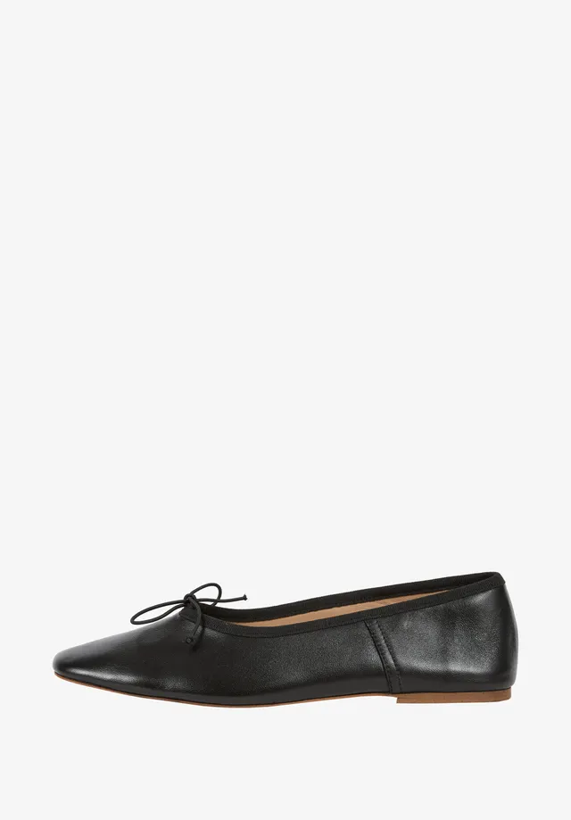 A.P.C. Ballerinas Glattleder Eckspitze Gr. 35-41