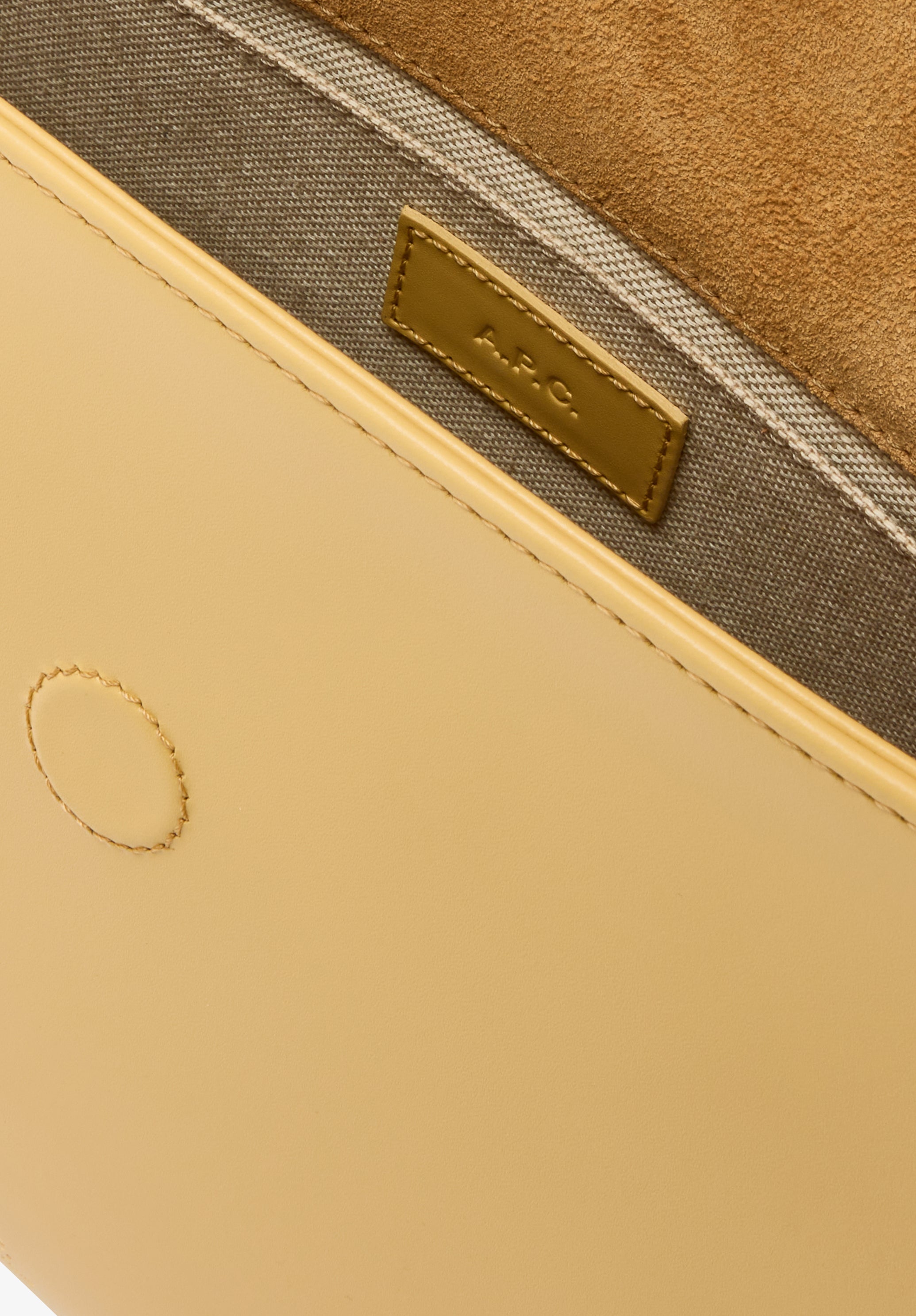 A.P.C. Virginie Flap Tasche gelb Glattleder